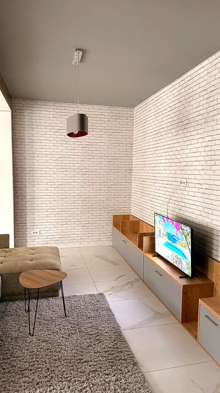 Zona de TV, aceeași poză după corecția de lumină, claritate și culoare