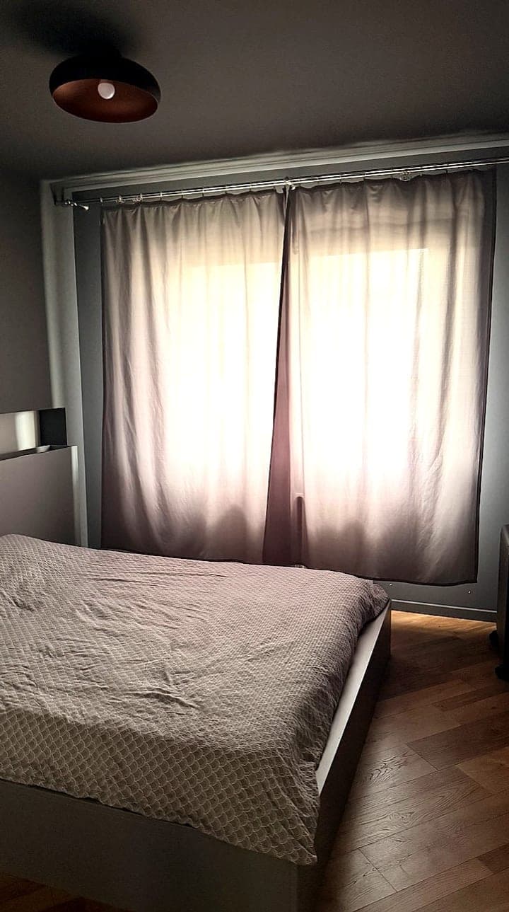 Dormitorul, aceeași poză după corecția de lumină, claritate și culoare